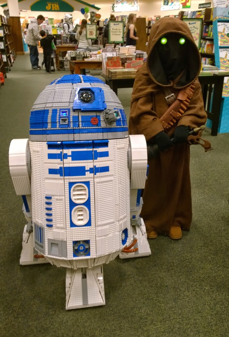 Illustration for article titled ​Behold the world's first full-size, functional Lego R2-D2
